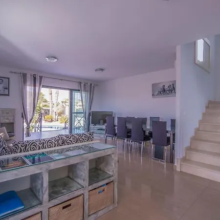 Moderna Con Piscina 엘 캄펠로