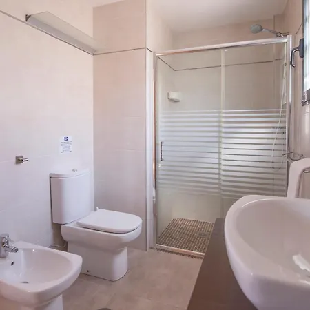 Moderna Con Piscina 빌라
