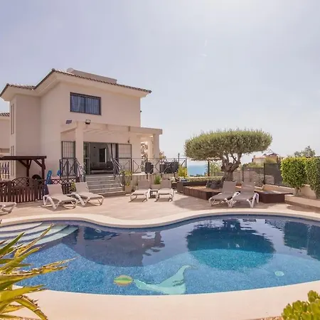 Moderna Con Piscina Villa