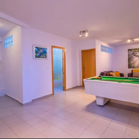 Moderna Con Piscina