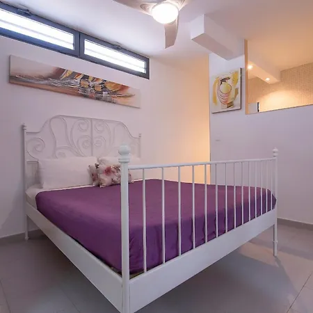 Moderna Con Piscina