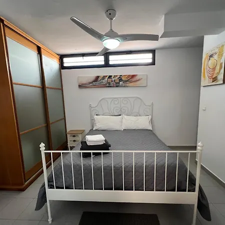 Moderna Con Piscina فيلة
