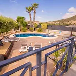 Moderna Con Piscina *