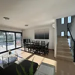 Moderna Con Piscina