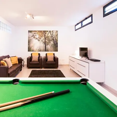 Moderna Con Piscina エル・カンページョ