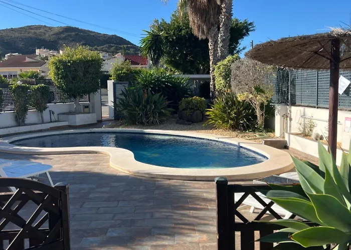 Вилла Moderna Con Piscina